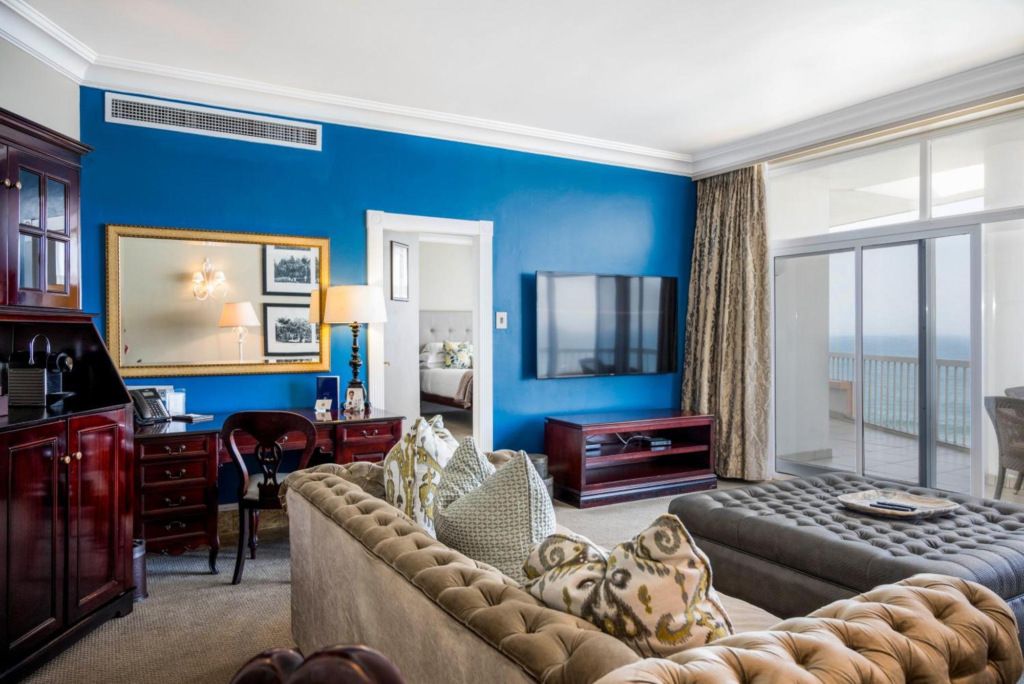 Beverly Hills Durban Luaran gambar A living room in a suite at Trump Ocean Club International Hotel and Tower