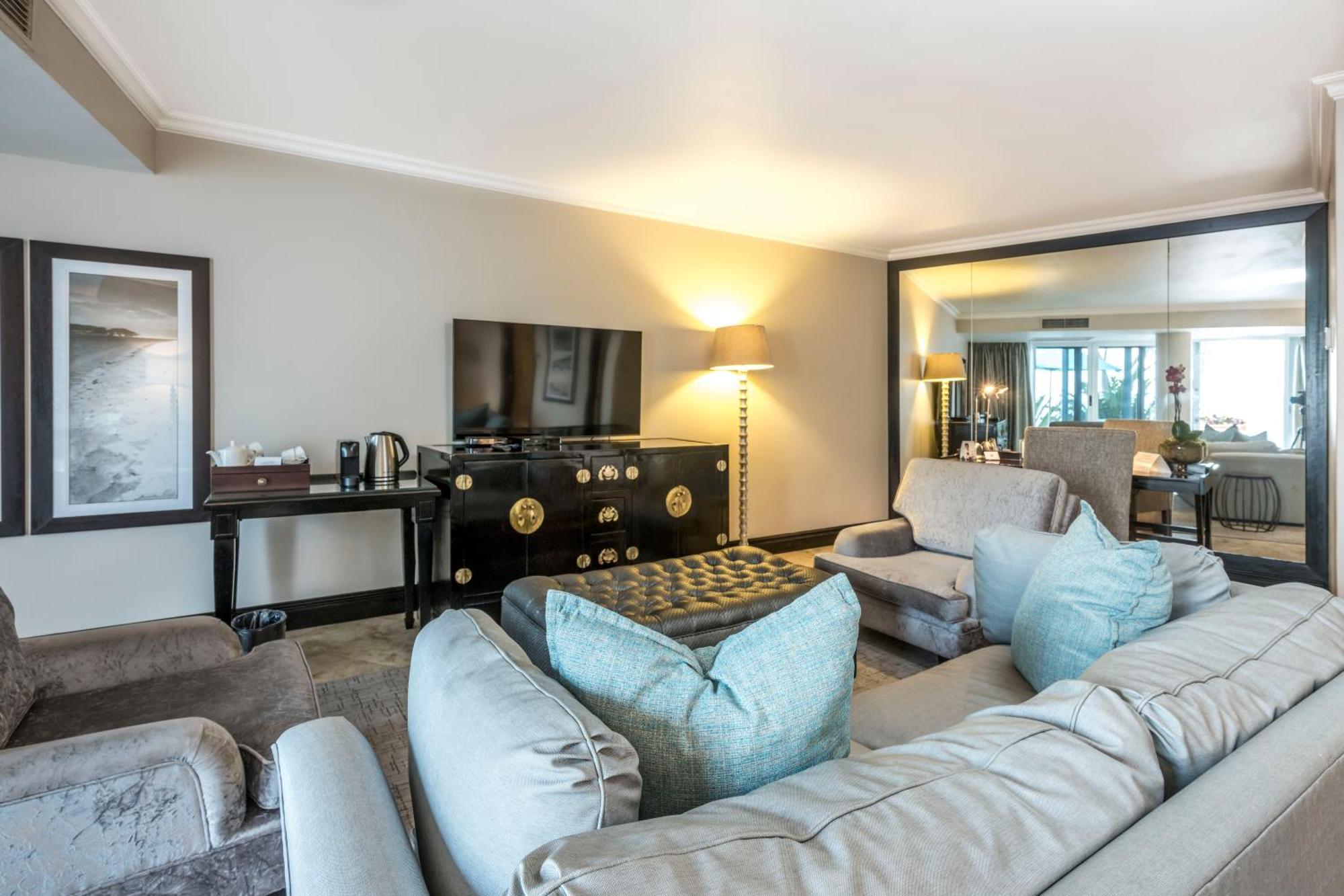 Beverly Hills Durban Luaran gambar A living room at the Four Seasons Hotel