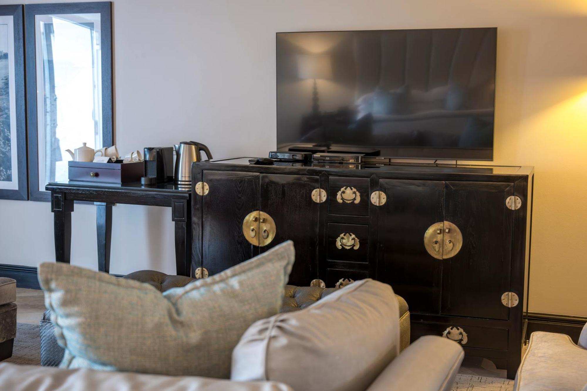Beverly Hills Durban Luaran gambar A television in a hotel room