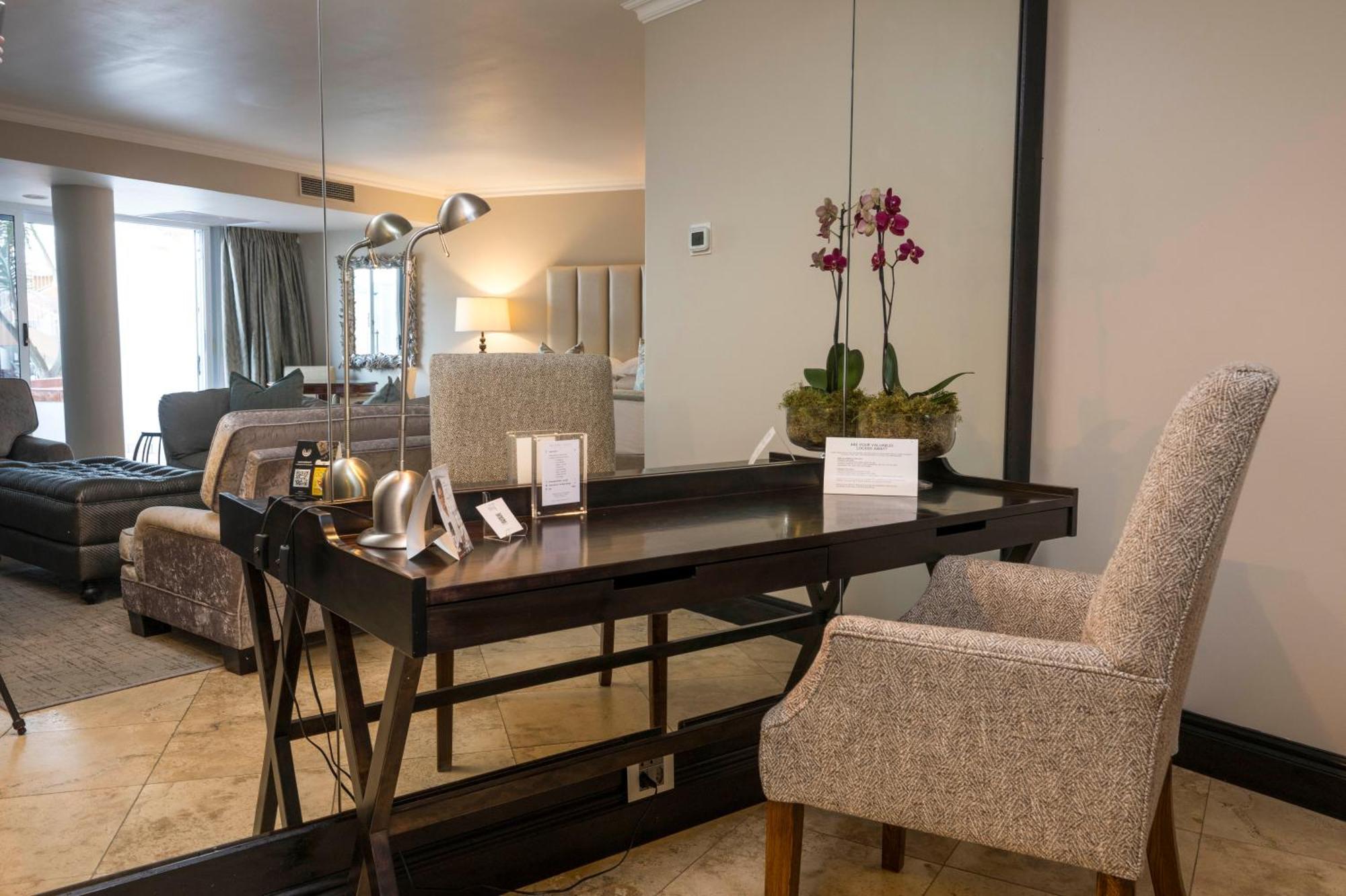 Beverly Hills Durban Luaran gambar A suite at the hotel