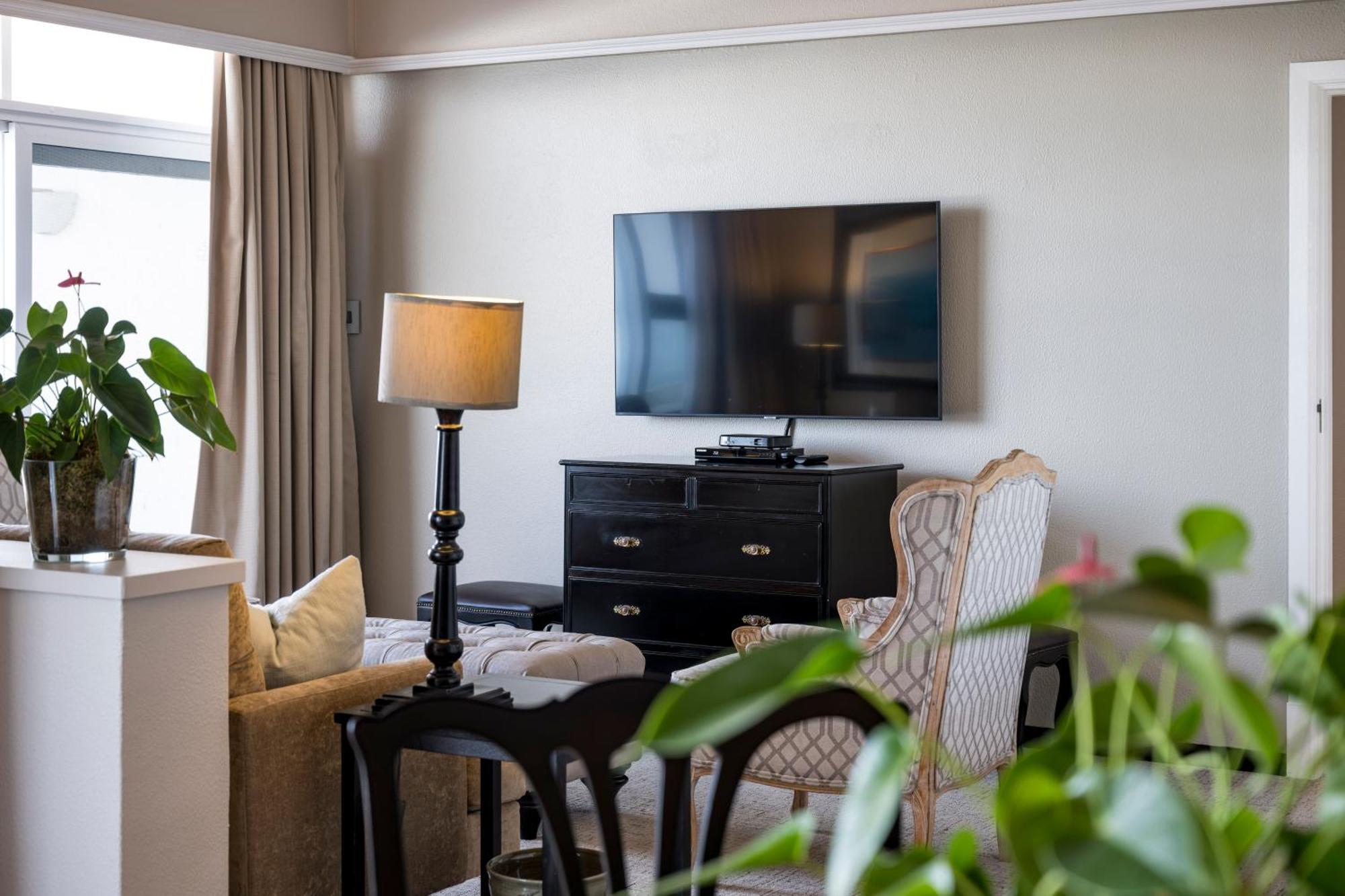 Beverly Hills Durban Luaran gambar A television set in a hotel room