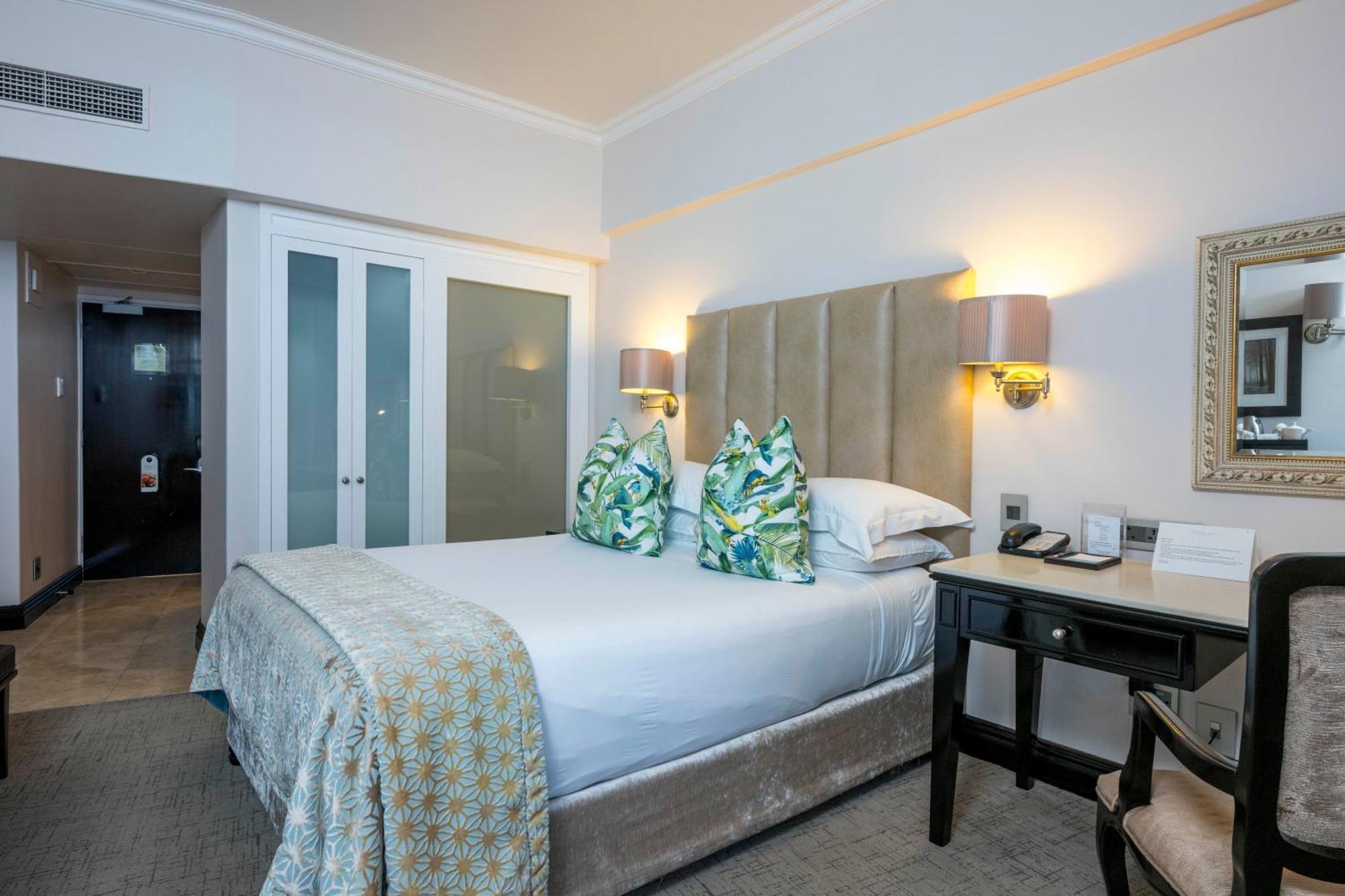Beverly Hills Durban Luaran gambar A bedroom at the hotel