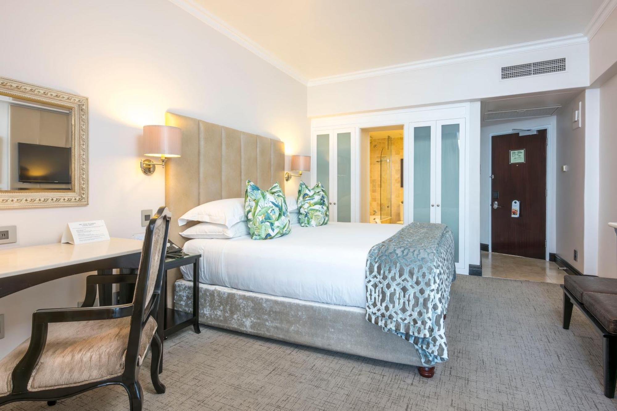 Beverly Hills Durban Luaran gambar A bedroom at the Cape Town Protea Hotel