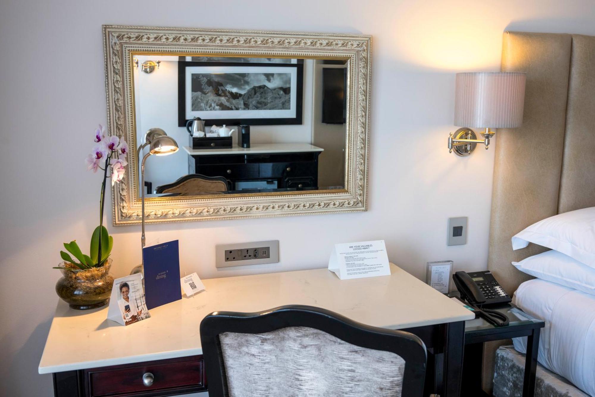 Beverly Hills Durban Luaran gambar A dressing table