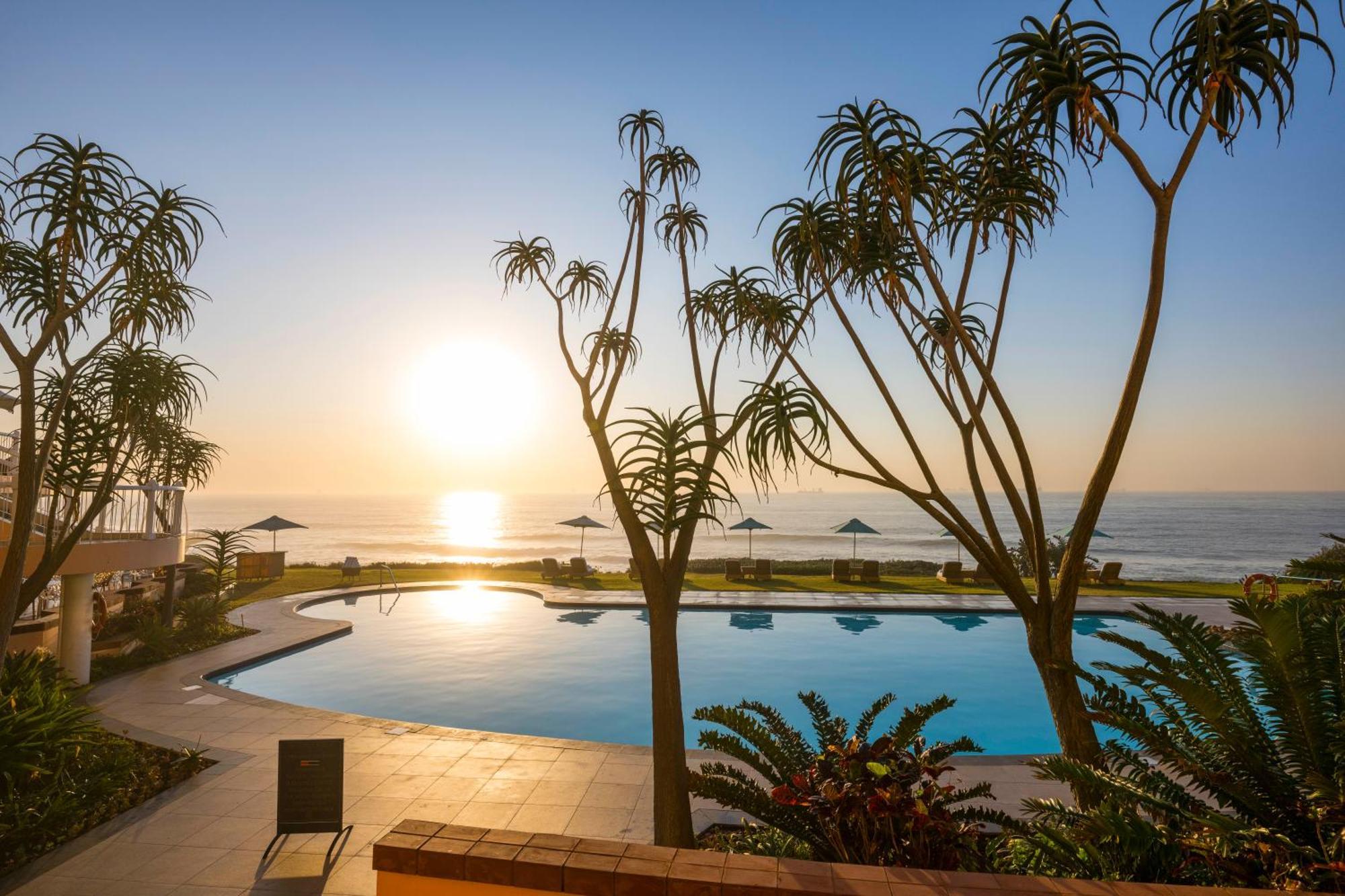 Beverly Hills Durban Luaran gambar Sunset at the pool